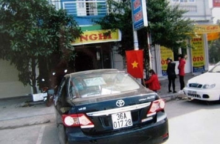 Trước đó, cũng có khá nhiều mối quan hệ bất chính giữa các vị quan chức với nhân viên bị phát hiện. Ông Nguyễn Gia Khang (Chủ tịch UBND xã Quảng Phong -Thanh Hóa) từng đưa thủ quỹ xã Nguyễn Thị Nhung vào một nhà nghỉ ở thành phố để "bàn công việc". Ảnh: Xe ô tô của ông Khang đưa cấp dưới đến nhà nghỉ "tòm tem".