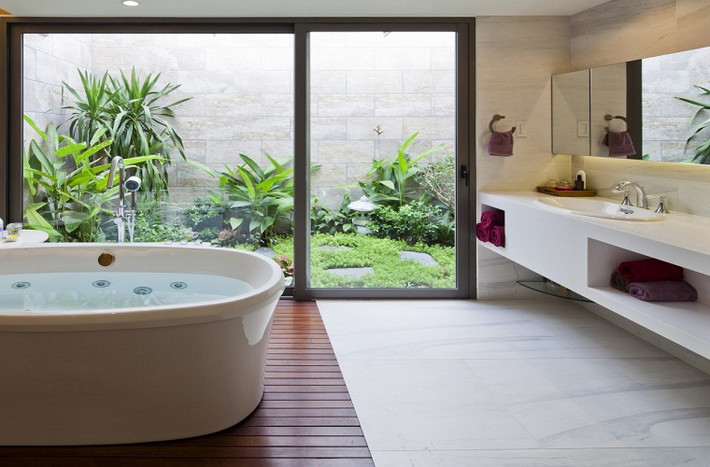 Khoảng sân vườn được thiết kế riêng cho nhà vệ sinh lớn nhằm giúp gia chủ có thể thư giãn, ngâm mình trong bồn tắm và ngắm nhìn khung cảnh thiên nhiên.