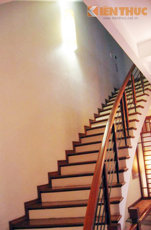 Từ chiếc cầu thang gỗ đơn giản nhưng tinh tế...
