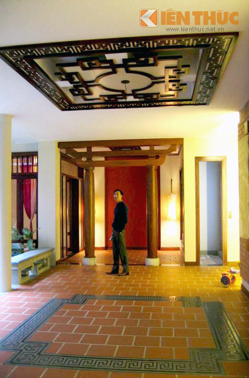 Ý tưởng trang trí bằng các họa tiết thống nhất từ trần, "in bóng" xuống nền gạch cho đến lan can phía bên ngoài. Trong ảnh là sảnh nối toàn bộ không gian sinh hoạt.