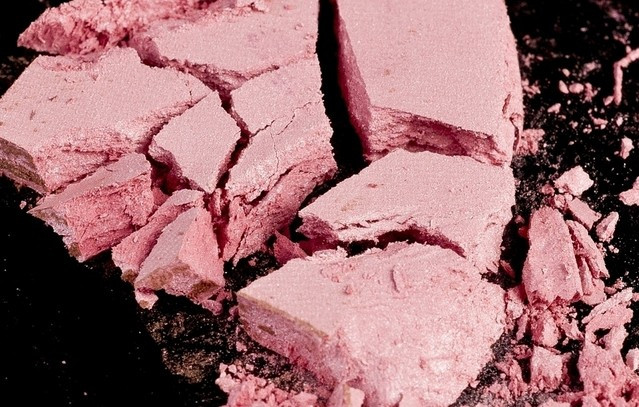 Phấn gây độc thần kinh. Phấn che khuyết điểmcó thể chứa gấp đôi liều lượng retinyl palmitate, chất liên quan đến bệnh ung thư ở động vật trong phòng thí nghiệm. Để tạo màu, phấn phải thêm thuốc nhuộm màu có chứa các kim loại như nhôm, canxi và bari, những chất gây độc thần kinh, được FDA cho phép dùng trong mỹ phẩm với số lượng hạn chế.