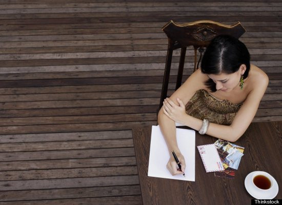 Tập trung vào mặt tích cực. Mỗi ngày, bạn hãy dành ra 2 phút để viết về một trải nghiệm tích cực trong 24 giờ qua. Đây là một chiến lược giúp biến bạn thành một người biết suy nghĩ sâu sa, không nhắm mắt thực hiện công việc. Điều này sẽ khiến bạn hạnh phúc hơn đáng kể trong công việc.
