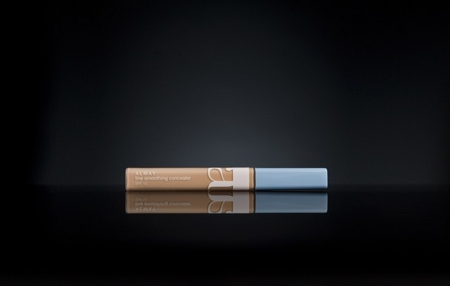 Phấn nền làm hỏng cấu trúcADN.Revlon và thương hiệu Almay (kem mịn che khuyết điểm) đã loại bỏ chất mịn da retinyl palmitate trong công thức của mình từ tháng 8/2010, sau khi lo ngại chất này nó có thể bị phá vỡ dưới tia cực tím, sinh ra các gốc tự do gây đột biến gen và làm hại cấu trúc ADN.
