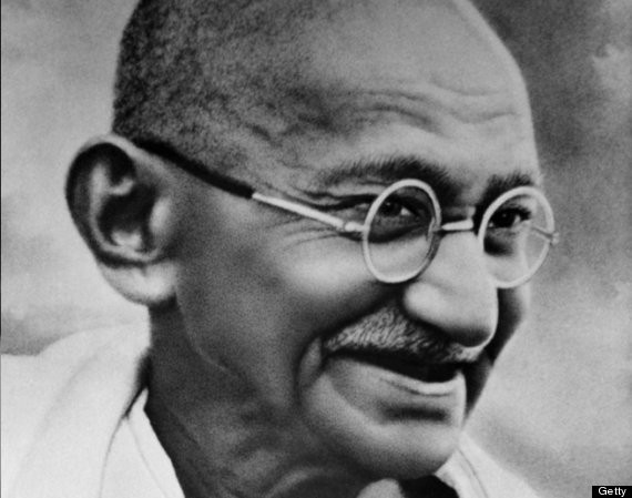 Mahatma Gandhi:Người anh hùng dân tộc Ấn Độ là một người hướng nội điển hình. Nhưng với những gì ông đã làm: lãnh đạo cả dân tộc Ấn đứng lên chống ách đô hộ của thực dân Anh, dành độc lập cho đất nước, ông đã chứng minh không phải cứ là người hướng ngoại mới có thể trở thành lãnh đạo. Ông từng nói: "Bằng một cách nhẹ nhàng, bạn có thể lay động cả thế giới".