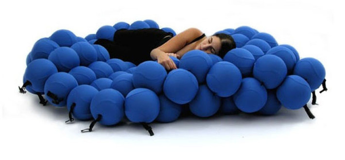 Giường Feel Seating System: Chiếc giường là đỉnh cao của trí tưởng tượng với sự kết hợp của 120 trái bóng xốp mềm mại và vô cùng dễ chịu, có thể thay đổi kiểu dáng để phù hợp với những tư thế ngủ, nghỉ khác nhau, tùy thuộc vào tâm trạng của bạn.