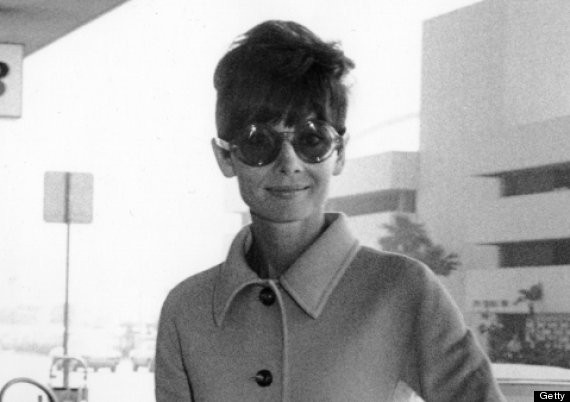 Audrey Hepburn: Là người của công chúng nhưng minh tinh người Anh lại là người hướng nội. Cô từng nói: "Tôi là một người hướng nội... Tôi thích là chính mình, thích ra ngoài, thích thả bộ với những chú chó của tôi và nhìn ngắm cỏ cây, hoa lá, bầu trời".