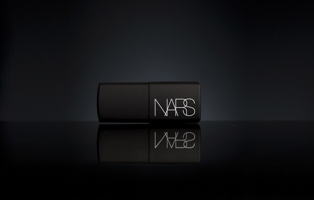 Dung dịch nền làm săn da nhãn hiệu NARS.Oxybenzone là con dao hai lưỡi, vừa có tác dụng bảo vệ chống lại tia UV, nhưng còn gây kích thích hoặc dị ứng với ánh sáng trong một số trường hợp. Hóa chất này cũng có thể được hấp thụ qua da,theo Trung tâm kiểm soát và phòng ngừa dịch bệnh Mỹ,97% dân số nước này có một lượng chất này trong cơ thể..