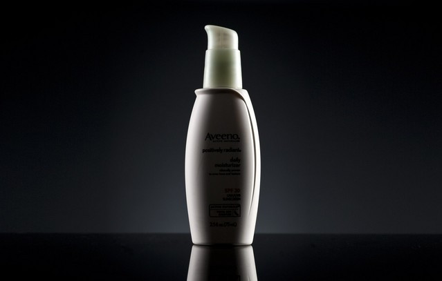 Aveeno Active Naturals Positively Radiant Tinted Moisturizer Kem chống năng dưỡng ẩm của Aveeno.Các thành phần kem chống nắng gồm octinoxate có thể giúp lọc tia UV, nhưng nó cũng liên quan đến các vấn đề về tuyến giáp và tín hiệu não ở động vật trong phòng thí nghiệm. Mỹ phẩm này còn bị gọi là "greenwashing" hay: đánh lừa sự an toàn môi trường.