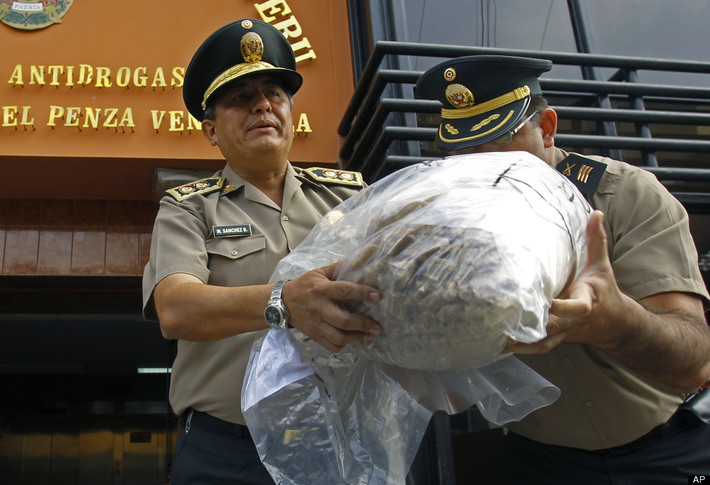 4. Cocaine là loại gây nghiện dùng nhiều "chót bảng". Theo UNODC, khoảng 0,3-0,5% dân số thế giới trong độ tuổi 15-64 dùng cocaine. Ảnh: Giám đốc cơ quan cảnh sát chống ma túy Peru Walter Sanchez, trái, với bao ma túy tang vật thu được nặng khoảng 2.400 kg tại trụ sở phòng chống ma túy ở Lima, Peru, 2012. (AP)