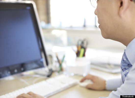 Gửi một email tích cực. Mỗi buổi sáng, bạn hãy viết một bức thư ngắn gọn để cảm ơn hoặc khen ngợi một thành viên trong nhóm của bạn. Nó có tác dụng đáng ngạc nhiên về mặt cảm giác cũng như quan hệ xã hội. Trong một nghiên cứu ở Đại học Harvard, đây là yếu tố dự báo lớn nhất về sự hạnh phúc của sinh viên.