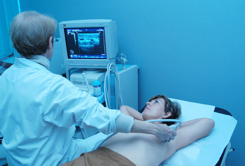 Siêu âm vú và MRI (cộng hưởng từ): Bên cạnh chụp nhũ ảnh, bác sĩ có thể yêu cầu thêm hình ảnh siêu âm vú. Siêu âm có thể giúp xác định sự hiện diện của u nang, các túi chứa dịch mà không phải là ung thư. MRI cũng có thể được chỉ định cùng với chụp nhũ ảnh tầm soát thường xuyên đối với một số người có nguy cơ cao. Tự kiểm tra: Trước đây, chị em thường được khuyến cáo nên tự kiểm tra ngực mỗi tháng một lần. Tuy nhiên, việc tự kiểm tra chỉ đóng vai trò nhỏ trong việc tìm kiếm ung thư.