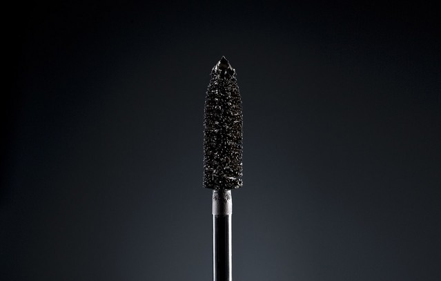 Mascara độc hại.Mascara dường như xa lạ với các thành phần trong nước hoa, nhưng thực tế, nó có những hóa chất để che đi mùi khó chịu. Hương thơm có thể gây đau đầu, khó thở và hen suyễn do hỗn hợp của các hợp chất. Mascara cũng chứa retinyl palmitate và paraben, là các chất bảo quản, có thể bắt chước estrogen và can thiệp vào hệ thống nội tiết. HãngJohnson and Johnson, công ty sở hữu thương hiệu Neutrogena, đã ngưng sản xuất loại mascara chứa chất độc hại từ năm 2009, nhưng nó vẫn còn trên giá hàng của các nhà bán lẻ trực tuyến bao gồm cả Amazon.com.