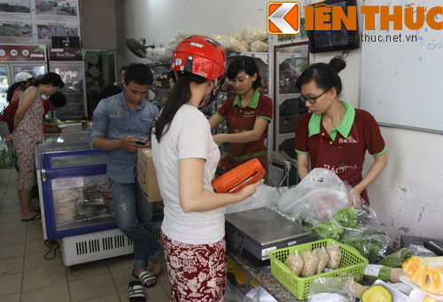 Thời gian gần đây, các chị em nội trợ thường mách nhau đến hệ thống cửa hàng Bác Tôm để tận mắt xem phi lê cá hồi Na Uy tươi. Và để mua được những phần cá hồi tươi ngon nhất, không ít người đã phải đặt hàng từ trước hoặc xếp hàng chờ phi lê cá trước các cửa hàng này.