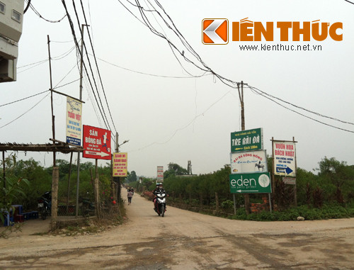 Con ngõ nhỏ trên đường Âu Cơ dẫn vào khu vườn hoa Nhật Tân và Bãi đá Sông Hồng gần đây xuất hiện thêm nhiều tấm biển quảng cáo về các dịch vụ hấp dẫn phục vụ cho du khách đến đây tham quan, chụp ảnh.