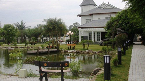 Ngôi biệt thự được xây dựng trên diện tích đất 50.000 m2 theo kiến trúc châu Âu với nhà mái lệch, tháp nhọn có màu trắng tinh khôi.