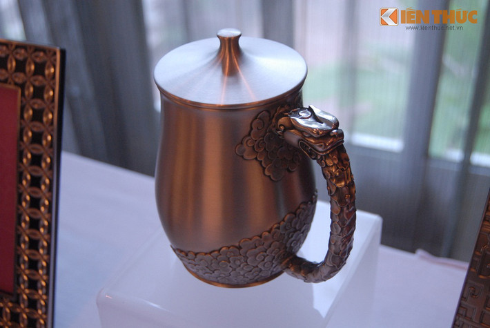 Từng chi tiết trang trí trên sản phẩm quà tặng và đồ gia dụng cao cấp được làm thủ công, do các nghệ nhân hàng đầu Royal Selangor sáng tạo.