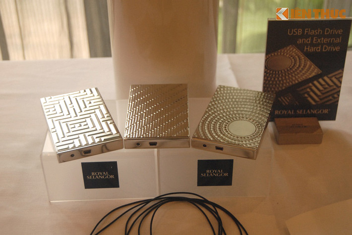 Không chỉ hướng đến đồ gia dụng, decor trang trí, VietinBank - Gold & Jewellery mang về các sản phẩm khá phong phú, trong đó phụ kiện công nghệ để khách hàng có nhiều hơn sự lựa chọn. Món quà năm mới có thể là ổ cứng di động 500GB với hoa văn mengkuang độc đáo.