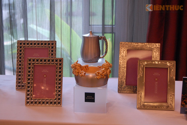 Chia sẻ của nhân viên VietinBank - Gold & Jewellery cho biết: "Tùy vào độ cầu kỳ, việc mạ vàng và hoàn thiện, chế tác mỗi món quà sẽ kéo dài 2-3 tuần hoặc 1 tháng. Trong đó, nhấn mạnh tính phù hợp, ứng dụng cao trong sinh hoạt hàng ngày của khách hàng".