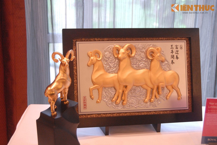 Cuối năm, thị trường quà tặng Tết Ất Mùi "nóng" hơn bao giờ hết. Năm nay, khách hàng có thêm sự lựa chọn với dòng sản phẩm quà tặng và vật phẩm cao cấp mang thương hiệu Royal SeLangor do Công ty TNHH MTV Vàng bạc Đá quý Ngân hàng TMCP Công thương Việt Nam VietinBank - Gold &amp; Jewellery phân phối. Trong hình là bức tranh "Tam Dương Khai Thái", trị giá 24,9 triệu, nằm trong bộ sưu tập Year of the Ram - một trong những sản phẩm số lượng hạn chế.