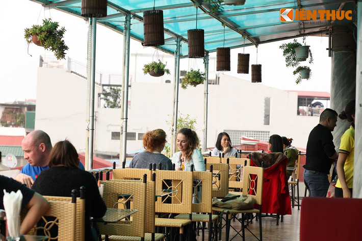 Không quá cầu kỳ về cách bài trí hoặc tung "chiêu" hút khách, nhưng hàng loạt cửa hàng thuê địa điểm tại tòa nhà 6 tầng Hàm cá mập (ngã tư đường Đinh Tiê Hoàng, Hoàn Kiếm - Hà Nội) vẫn cực hút khách và hái ra tiền. Một cửa hàng tại đây tiết lộ, giá thuê mặt bằng do động khoảng 2,1 triệu đồng/m2/tháng.