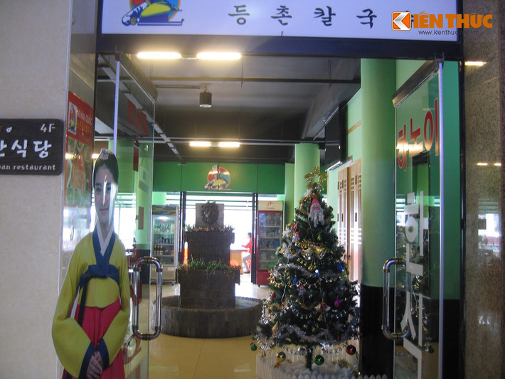 Dịp giáng sinh sắp đến, khách hàng đã phải đặt sẵn chỗ ngồi từ bây giờ, nếu muốn ngắm phố phường Hà Nội nhộn nhịp trong đêm Noel.