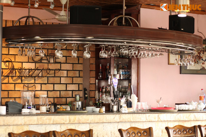 Theo một nhân viên cửa hàng cafe trên tầng 6 Hàm cá mập, những dịp lễ tết có bắn pháo hoa, khách hàng thường xuyên phải đặt bàn trước mới hy vọng có được vị trí đẹp. Lúc này, giá của chỗ ngồi từ 250.000 đồng trở lên, chưa tính phí nước uống và đồ ăn đi kèm.
