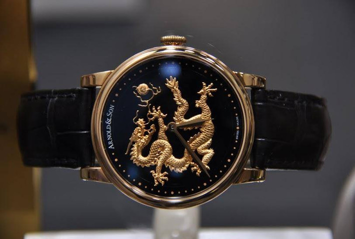 Ngoài ra, nằm trong bộ sưu tập tại triển lãm, nổi bật chiếc Arnold & Son HMS Dragon phong cách Anh quốc cổ điển. Biểu tượng rồng vàng được chạm nổi độc đáo. Đây là phiên bản giới hạn, số thứ tự 1/50 chiếc trên toàn thế giới.