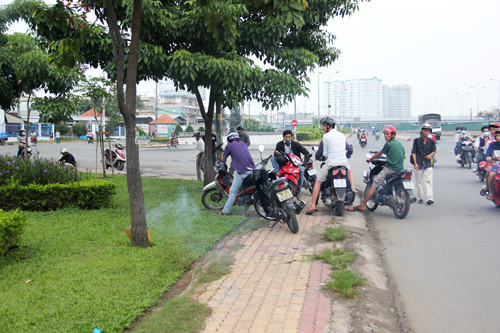 Theo nguồn tin ban đầu, thi thể nạn nhân là nam giới, khoảng hơn 30 tuổi bị chặt phân làm 3 khúc. Phần đầu của nạn nhân đựng trong một giỏ xách nhựa màu vàng, thân đựng trong một bao nilong màu trắng và phần chân đựng trong một bao nilông màu đỏ. Đến gần 6h cùng ngày, thi thể nạn nhân được chuyển về nhà xác làm công tác pháp y, truy tìm tung tích và làm rõ nguyên nhân vụ việc.