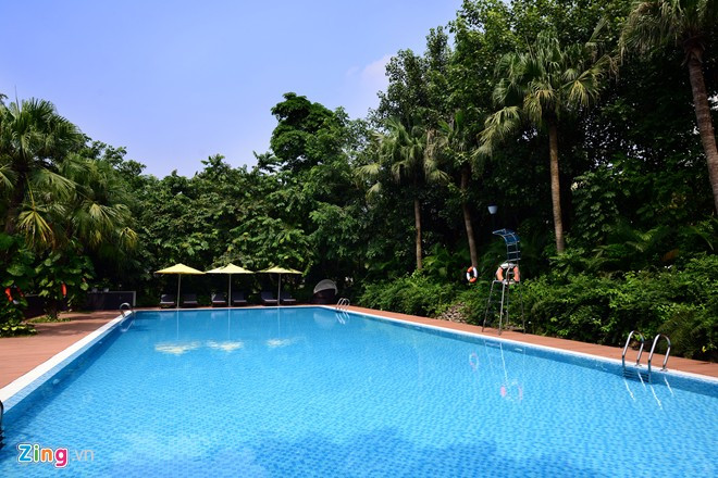 Được thừa hưởng những cơ sở vật chất của khu đô thị Ecopark, nên học sinh trường Đoàn Thị Điểm cũng được sử dụng hồ bơi tiêu chuẩn 5 sao. Dự kiến trong 2 năm tới, trường sẽ hoàn thiện tất cả các hạng mục, tuyển sinh các cấp từ tiểu học đến THPT. Học phí và tiền bán trú một năm của mỗi học sinh khoảng 39 triệu đồng.