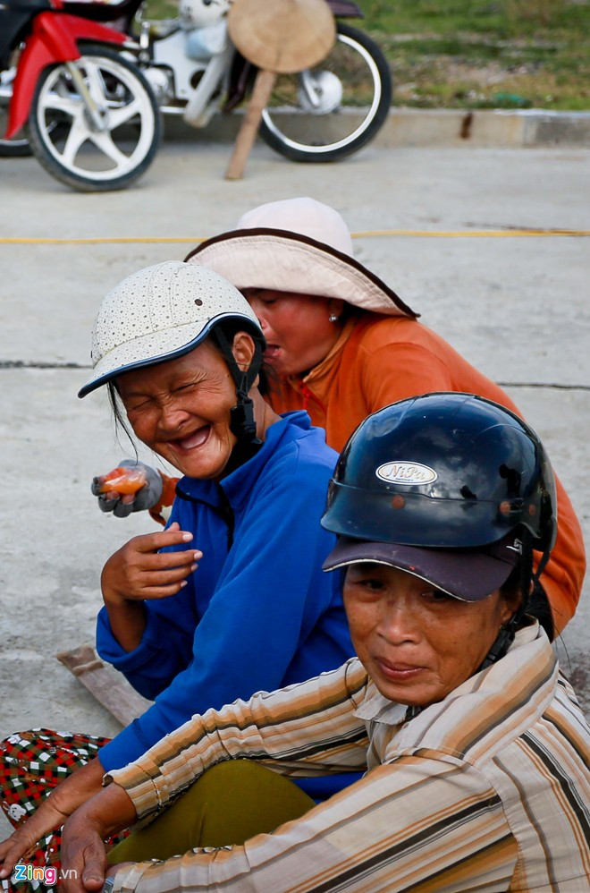 Phút nghỉ ngơi của đội nữ khiêng cá mập. Bà Ngô Thị Thường (61 tuổi), người lớn tuổi nhất.