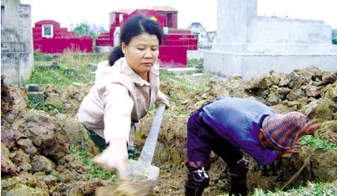 Trong các nghề của đàn ông mà hiện không ít phụ nữ đang "dấn thân" vào, có lẽ nghề bốc mộ là nghề khiến nhiều người e dè nhất. Thực tế, số phụ nữ làm nghề bốc mộ rất hiếm hoi, chỉ đếm trên đầu ngón tay bởi nghề này thường xuyên phải tiếp xúc với những thi thể không còn nguyên vẹn, bốc mùi nên rất độc hại, hơn nữa lại phải đào xới mộ vào đêm khuya nên khá mệt nhọc.
