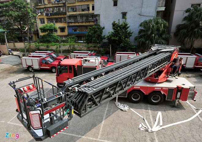 Với trọng lượng toàn tải 26 tấn, bề rộng 2,55 m, chiều dài 12 m, xe thang 56 m có thể di chuyển trong nội đô. Giỏ cứu hộ tải được 3 người (270 kg), có bảng điền khiển thang tích hợp trong việc tự điều khiển khi làm nhiệm vụ trên cao.