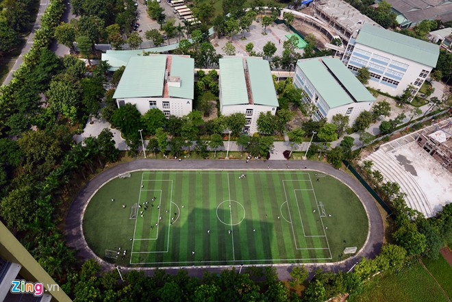Đặc biệt, sân bóng đá nằm trong khuôn viên trường có kích thước 40x60 m, đạt chuẩn FIFA cho thi đấu 7 người. Mặt sân được phủ lớp cỏ nhân tạo theo tiêu chuẩn quốc tế. Để đạt được tiêu chuẩn này, sân bóng phải đảm bảo tất cả các yêu cầu từ diện tích, độ dốc, nền móng, thảm cỏ, hàng rào, đèn chiếu sáng.