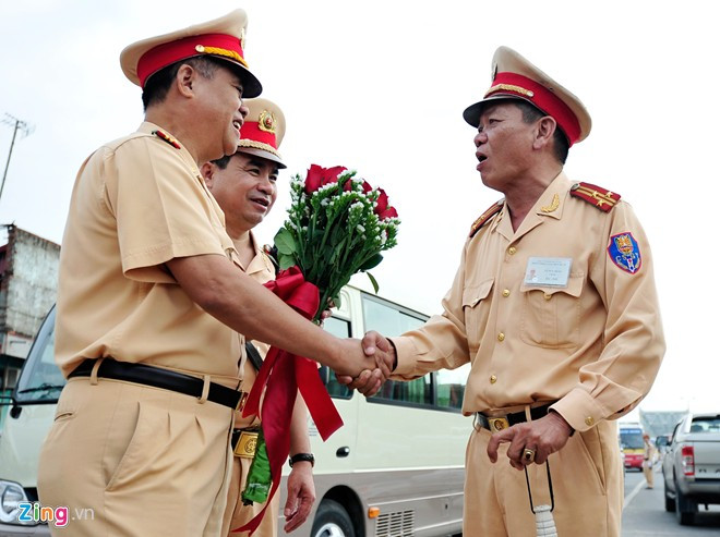 Bó hoa tri ân công lao của ông được đại tá Đào Vịnh Thắng, Trưởng phòng CSGT Công an Hà Nội trao ngay tại chốt trực.