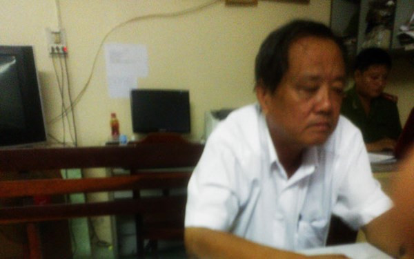 Tuy nhiên, theo lời một bảo vệ của quán Cây Trứng Cá - người chứng kiến từ đầu đến cuối vụ việc - thì lúc ngồi nhậu, mấy ông này nói chuyện chuyên môn cầu đường, sau đó ông Dũng cầm đũa dọa đâm và chửi thề với ông Tuyến. Sau một hồi cãi cọ qua lại, ông Dũng cầm ly bia lên đập vào mặt ông Tuyến. Đập xong, cái ly vỡ nát, trên tay còn lại cái tay cầm của ly, ông Dũng chọi tiếp vào mặt ông Tuyến khiến ông Tuyến bị thương, phải cấp cứu.