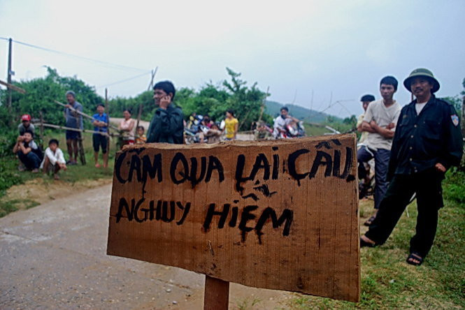 Mưa lũ còn làm sạt lở hơn 100m3 đất đá tại đập tràn hồ thủy lợi Hung Dũ, cắt đứt đường đi lại của 16 hộ dân sống ở thôn Tây Giang...