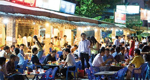 Đường Ung Văn Khiêm (P.25, Q.Bình Thạnh) là khu phố nhậu mới nổi của Sài Gòn. Dù "sinh sau đẻ muộn" song mật độ các quán nhậu trên đường này khá dày đặc. Chỉ khoảng hai cây số từ ngã tư đài liệt sĩ (giao lộ Ung Văn Khiêm - Nguyễn Xí) kéo dài đến khu vực Tân Cảng, hầu hết các vị trí mặt tiền nhà dân đều bị quán nhậu thuê lại.