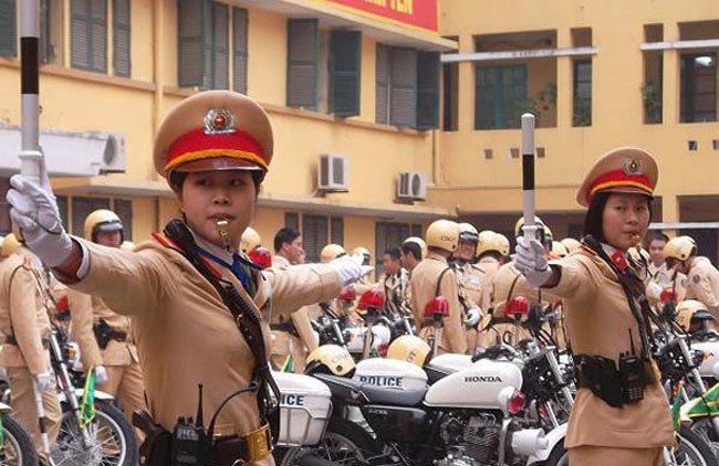 Không chỉ điều nữ CSGT tham gia vào các đội hình dẫn đoàn, từ đầu năm 2013, các nữ CSGT còn được huy động thường xuyên xuống phố phân làn giao thông. Cụ thể, ngày 2/1/2013, Công an thành phố Hà Nội tổ chức lễ ra quân 10 đội nữ CSGT sẽ xuống phố phân làn giao thông ở một số điểm giao thông thường xuyên xảy ra ách tắc.