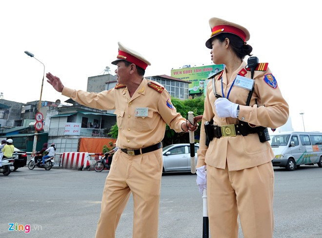 Bàn giao vị trí điều hành giao thông cho thượng sĩ Hoàng Thị Ngọc Lan, ông cũng không quên dặn dò chiến sĩ trẻ những đặc thù về giao thông và trật tự an toàn trên cây cầu huyết mạch này. "Bản thân tôi thấy hài lòng và không tiếc nuối điều gì trong suốt quãng thời gian công tác. Hy vọng những đồng nghiệp trẻ sẽ cống hiến hết mình xứng đáng với hình ảnh chiến sĩ công an nhân dân", thượng tá Đoàn tâm sự.