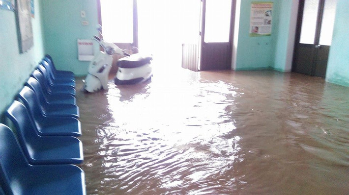 Các trụ sở làm việc bên trong thị trấn cũng mênh mông nước.