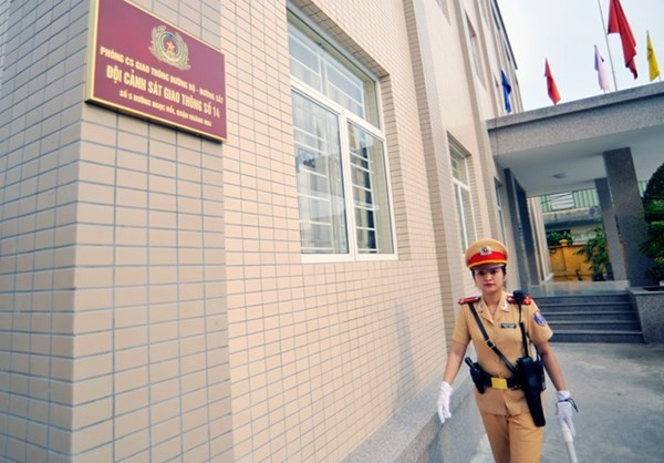 Nữ CSGT, trung úy Nguyễn Thị Thu Giang (đội Cảnh sát giao thông số 14, Công an thành phố Hà Nội) có công việc chính là xử lý hồ sơ vi phạm an toàn giao thông tại Phòng tiếp dân - xử lý vi phạm hành chính.