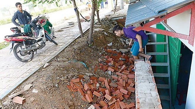 Nhà anh Nguyễn Vũ Thái Hưng thấp hơn mặt đường Phạm Văn Đồng gần 2m, phải dùng cầu thang để đi từ nhà lên mặt đường.