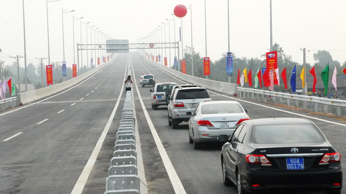 4. Cao tốc TP HCM - Long Thành - Dầu Giây. Đường cao tốc TP HCM - Long Thành - Dầu Giây là tuyến đường bộ cao tốc đi qua địa phận TP HCM và tỉnh Đồng Nai thuộc quy hoạch mạng lưới đường bộ cao tốc Việt Nam từ TP HCM nối quốc lộ 51, sân bay quốc tế Long Thành và quốc lộ 1A.