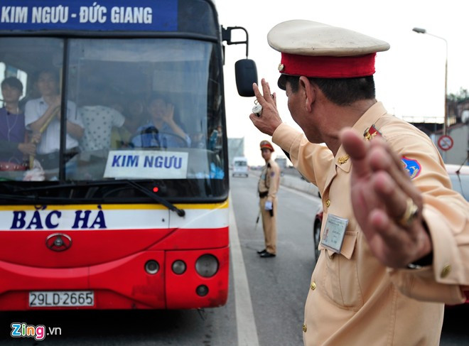 Người con trai cả của ông cũng đang công tác trong lực lượng công an, còn con gái út đang là sinh viên năm cuối Đại học Hà Nội. Sắp tới vợ ông cũng nghỉ hưu nên vợ chồng ông hy vọng sẽ dành nhiều thời gian hơn cho gia đình và nhất là đứa cháu nội 2 tuổi.