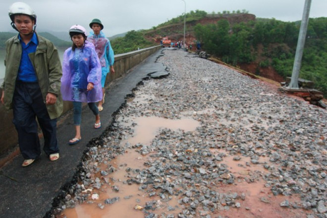 Trước đó, khoảng 7h ngày 30/10, đập phụ của đê Đầm Hà (huyện Đầm Hà, Quảng Ninh) bị vỡ, nước tràn vào gây ngập lụt các xã Quảng An, Quảng Lợi, Quảng Lâm, Dực Yên… Trong ảnh là hơn 100 m bề mặt đập bị nước cuốn bay.