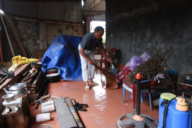 Nhà ông Trần Văn Thủy (xã Quảng Lợi, Đầm Hà, Quảng Ninh) bị nước cuốn theo bùn vào khắp nhà.