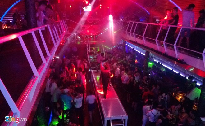 ... tuy nhiên khi đêm xuống, trong lòng du thuyền là một quán bar - vũ trường sôi động. Tiếng nhạc xập xình, dân chơi hò hét ầm ĩ đến tận 2h sáng.