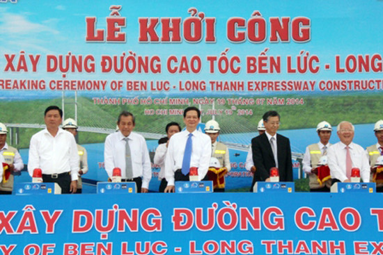 3. Cao tốc Bến Lức - Long Thành. Cáo tốc Bến Lức - Long Thành cũng là một trong những dự án do VEC làm chủ đầu tư, được khởi công xây dựng vào giữa tháng 7/2014 tại xã Bình Khánh, huyện Cần Giờ (TP HCM). Đây là dự án trọng điểm Quốc gia thuộc trục cao tốc Bắc – Nam, là dự án đường bộ cao tốc lớn nhất miền Nam, tổng chiều dài toàn dự án là 57,1 km đi qua địa phận TP HCM, tỉnh Long An và Đồng Nai.