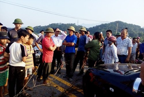 5. Dân chặn cao tốc Nội Bài-Lào Cai tố nhà thầu ăn quỵt. 16h chiều 7/10, người dân thôn Phú Hùng và Tiến Lợi (Lào Cai) đã mang cây, que ra chắn ngang cao tốc Nội Bài - Lào Cai nhằm yêu cầu chủ đầu tư can thiệp vào việc nhà thầu của đoạn công trình này nợ tiền công của lao động địa phương, khiến giao thông ách tắc.