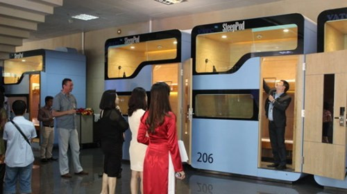 10. Dịch vụ hộp ngủ tái xuất tại sân bay Nội Bài. Bộ GTVT vừa có văn bản cho phép Công ty cổ phần Du lịch Hàng không Việt Nam (VATC) mở lại dịch vụ hộp ngủ tại sân bay Nội Bài. Trước đó, ngày 22/7, VATC đã khai trương dịch vụ hộp ngủ tại nhà ga T1 Nội Bài nhưng đến ngày 25/7, Cục Hàng không đã kiểm tra và chỉ đạo tạm dừng khai thác do việc bố trí dịch vụ này chưa tuân thủ các quy định.